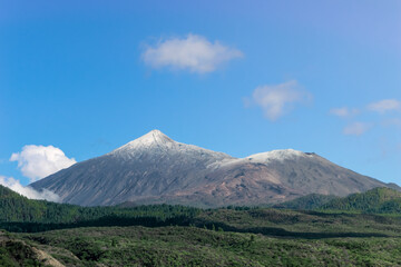el Impresionante pico más alto de España nevado, el Teide ubicado en las Islas Canarias específicamente en Tenerife
