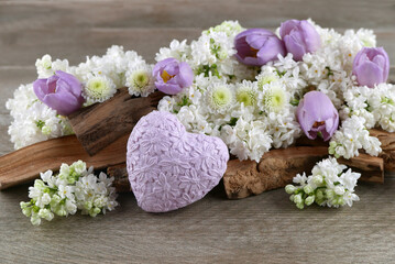 Obraz na płótnie Canvas Blumenarrangement mit Flieder, Tulpen und Herz in den Farben rosa und Weiß.