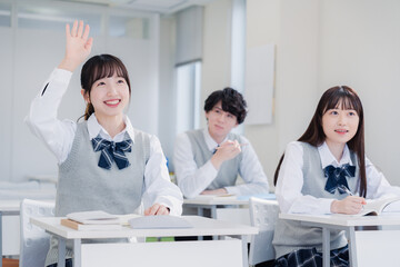 授業中に手を挙げる女子高生