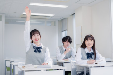 授業中に手を挙げる女子高生