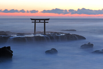 日の出前の神磯の鳥居