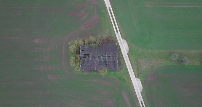 Video aufsteigend, Rocket von einem verlassenden Haus, Farm, Halle
