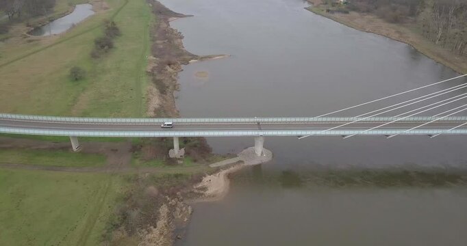Drohnenvideo von einem Auto was &uuml;ber eine gro&szlig;e moderne Br&uuml;cke f&auml;hrt