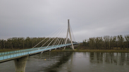 Fototapeta na wymiar Eine lange große moderne Brücke über einen Fluss aus der Luft
