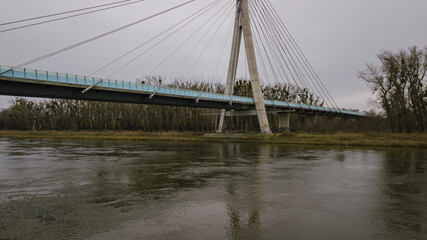 Fototapeta premium Eine lange große moderne Brücke über einen Fluss
