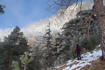 Bergwanderung in frostiger Morgenstimmung