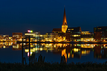 Fototapeta na wymiar Blick über die Warnow auf die Hansestadt Rostock am Abend
