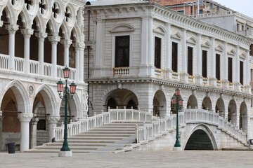 Rare photo of the steps of the bridge in Venice and the incredibly empty Doge Palace during the lockdown