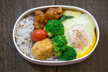十六穀米ご飯と目玉焼きのお弁当