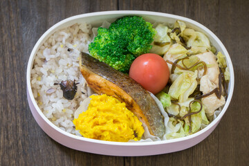 十六穀米と焼き鮭のお弁当