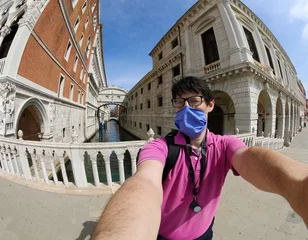 Cercles muraux Pont des Soupirs man with mask takes a selfie in Venice with no other people and the bridge of sighs
