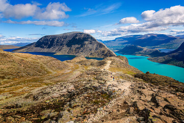 Wanderer laufen auf dem berühmten Besseggen Grat im Jotunheimen-Gebirge, Norwegen.