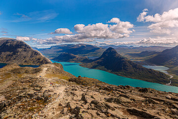 Wanderer laufen auf dem berühmten Besseggen Grat im Jotunheimen-Gebirge, Norwegen. - obrazy, fototapety, plakaty