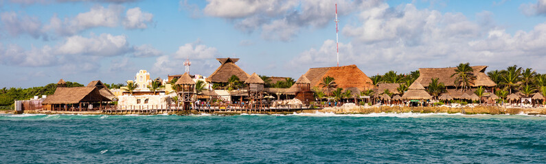 Im Hafen von Costa Maya auf der Insel Yucatan in Mexiko. Panorama-Ansicht von der Pier auf den Ort Mahahual. - obrazy, fototapety, plakaty