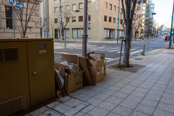 Fototapeta na wymiar 神戸旧居留地の回収を待つ段ボールゴミ