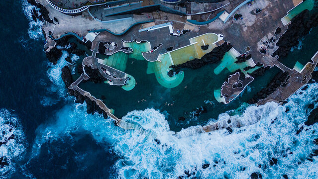 Naturbad Piscina de Porto Moniz, Madeira, Portugal aus der Luft fotografiert