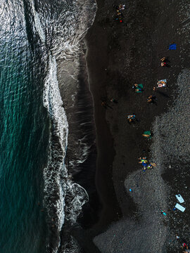 Dunkler sandstrand in Praia da Formosa Funchal, Portugal
