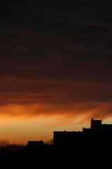 Dramatischer Abendhimmel in orange über Hochhäusern