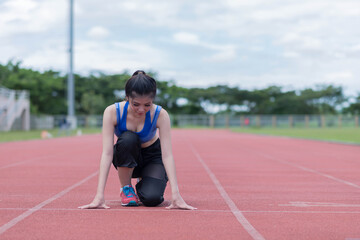 Obraz premium beautifull sport girl exercise at the track court and wearing blue sport bra