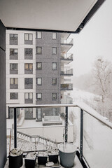 Nowo wybudowane osiedle podczas dużych opadów śniegu