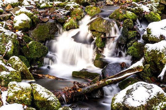 Schneebedeckter Wasserfall in der Hochrh&ouml;n- Die Teufelsm&uuml;hle bei Bischofsheim 7