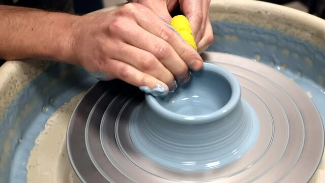 Pottery-making process; Potter's wheel; Blue porcelain