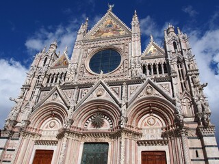 Fototapeta na wymiar Facade of medieval church in Florance