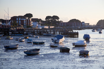 Obraz premium Small boats resting on the mud at low tide, sandbanks in Poole