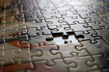 puzzle con pezzo manante
