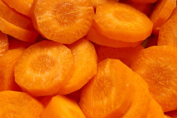 Rohe geschnittene Möhren im Topf	
