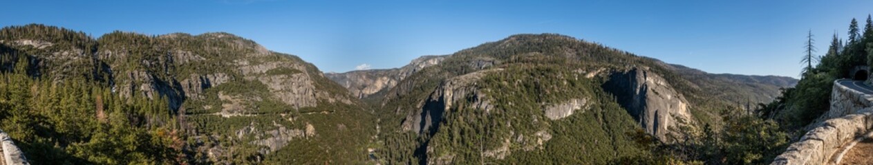Fototapeta na wymiar Yosemite Valley. View from scenic point