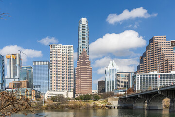 Photo de la ville d'Austin au Texas avec la rivière Colorado en premier plan.