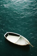 Fototapeta na wymiar Mer minimaliste avec un paysage de bateaux. Idéal pour le papier peint, carte postale.