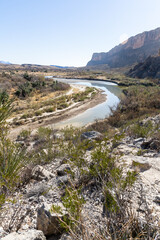Fototapeta na wymiar Paysage désertique avec une montagne, un cours d'eau et de la végétation dans le parc national de Big Bend au Texas