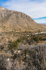 Parc national de Guadalupe Mountains au Texas. Paysage montagneux représentant une montagne rocheuse ainsi que de la végétation au premier plan