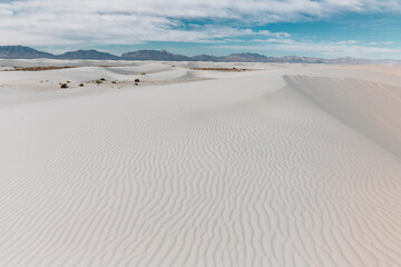 Parc national de White Sands National au Nouveau-Mexique.. Vue sur le désert de sable blanc avec des montagnes en arrière plan.