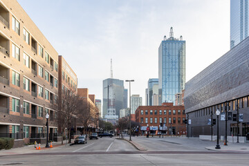Fototapeta na wymiar Centre ville de Dallas, Texas le matin. Vue des immeubles, parking et de la route sans voiture.