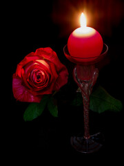 Czerwona róża i czerwona świeczka - obrazy, fototapety, plakaty