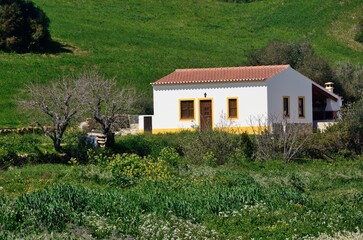 Fototapeta na wymiar Casa aislada en las afueras de Aljezur, Portugal