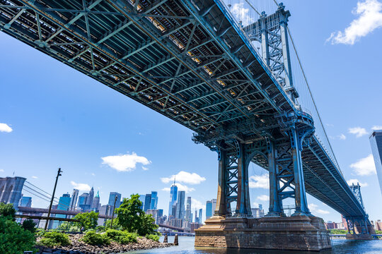 Lower Manhattan and the Brooklyn bridge under the Manhattan bridge © Guillaume