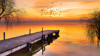 Fototapeta paisaje de un embarcadero en el mar con el amanecer  obraz