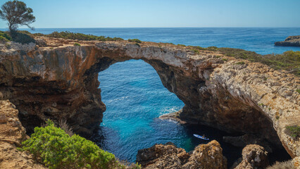 Pont natural d'Es Caló Blanc ist eine steinernde natürliche Brücke über einer Grotte auf Mallorca, Belearen, Spanien, Europa