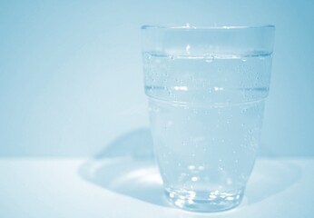 グラスに入ったミネラルウォーター水 