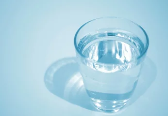 Tuinposter グラスに入った透明のミネラルウォーター水  © Misuzu_Melon