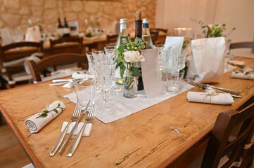 Decorations made of wood and wildflowers served on the festive table