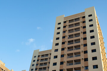 Edifício de apartamentos alto. 