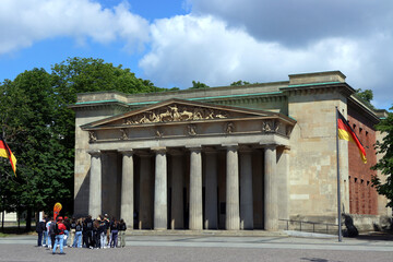 Schülergruppe vor der Gedenkstätte Neue Wache