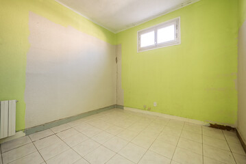 Obraz premium empty room with tiled floor and dirty worn walls