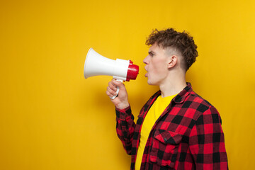 curly guy shouts into a megaphone on a yellow background, a student announces information