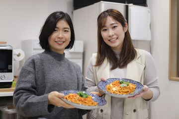 料理をする女性